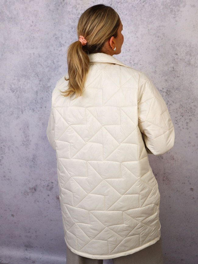 PIKOWANY PŁASZCZ ZAPINANY NA ZŁOTE GUZIKI- ECRU