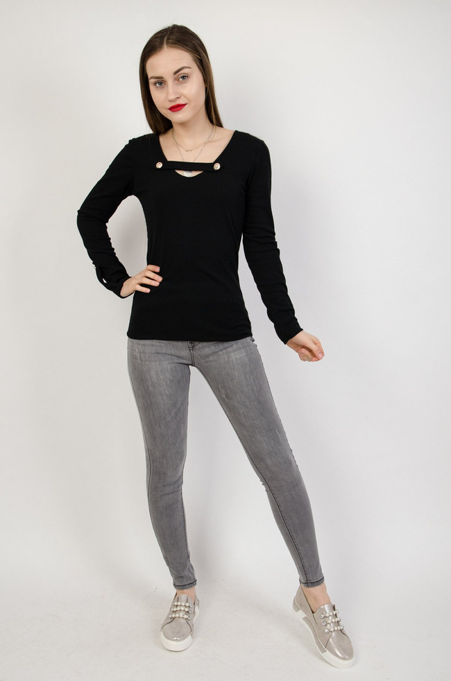 Czarna prążkowana bluzka z guzikami przy dekolcie
