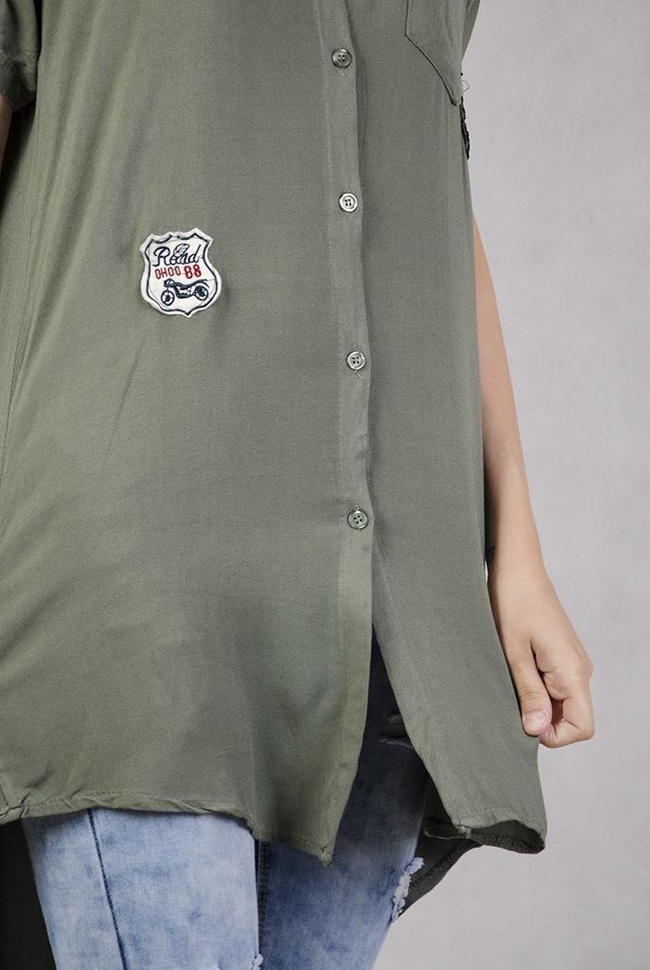 Koszula khaki z naszywkami i przedłużanym tyłem