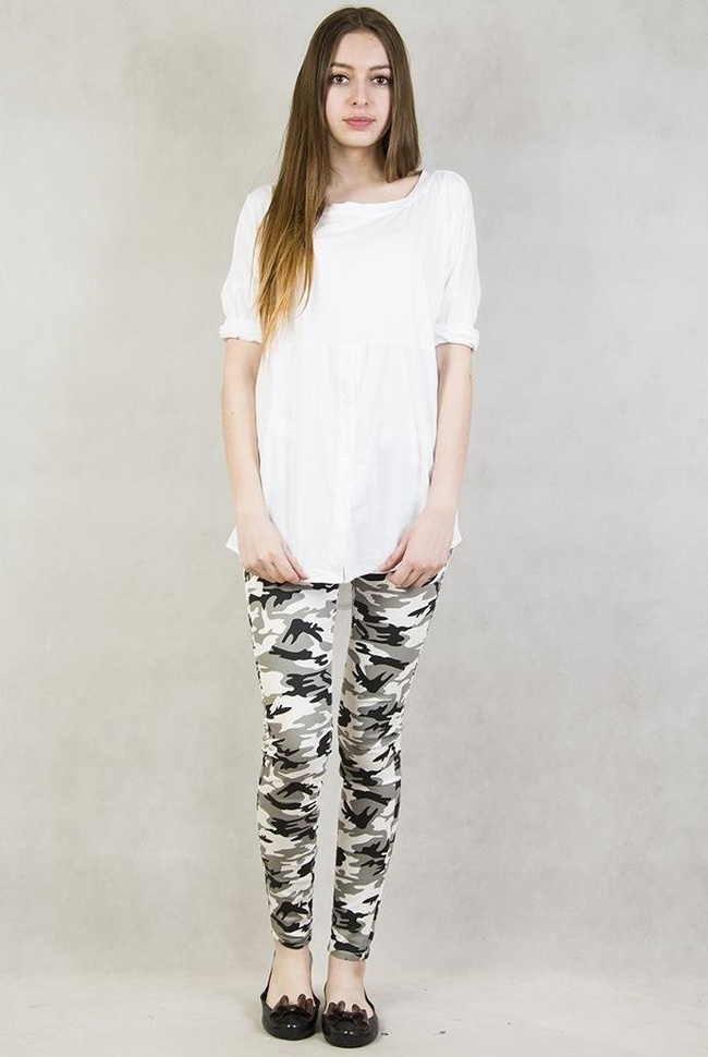 Biała bluzka zapinana na guziki