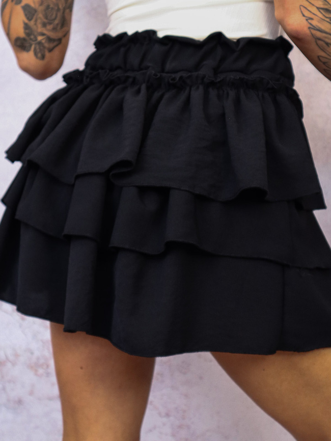 SPÓDNICO-SPODENKI Z FALBANAMI I NASZYWKĄ- CZARNE