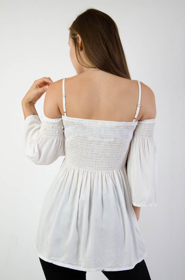 Biała bluzka z odkrytymi ramionami oraz perełkami