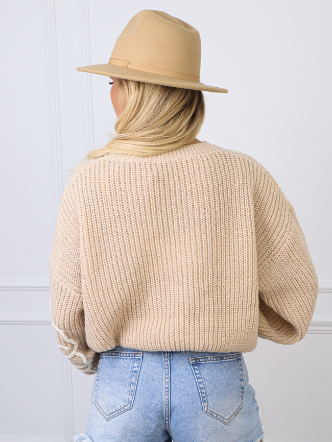 SWETER ZDOBIONY KWIATAMI- BEŻOWY