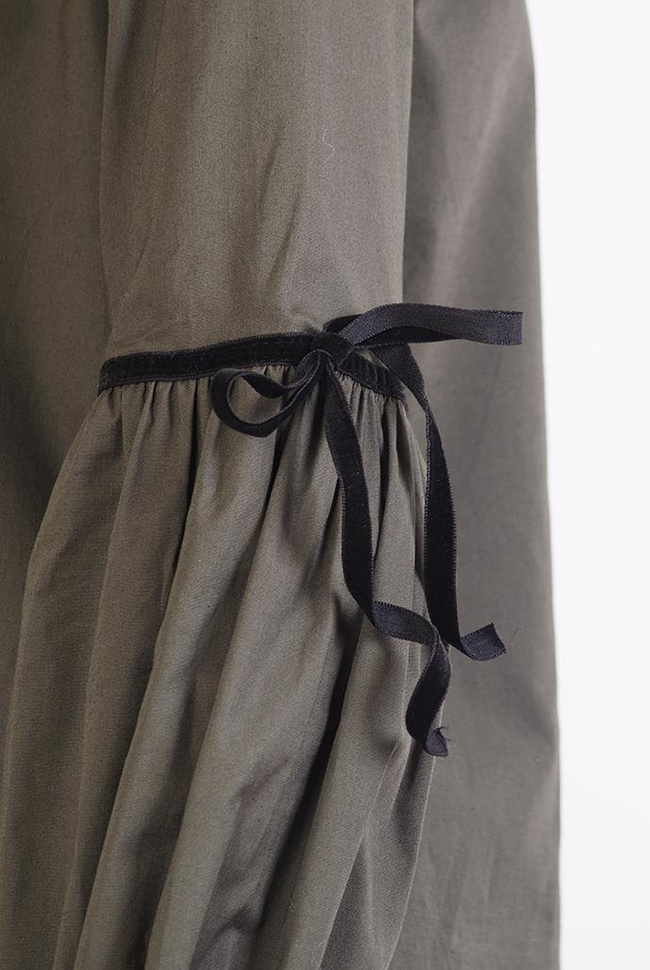 Zielona koszula z czarnymi, aksamitnymi wstążkami