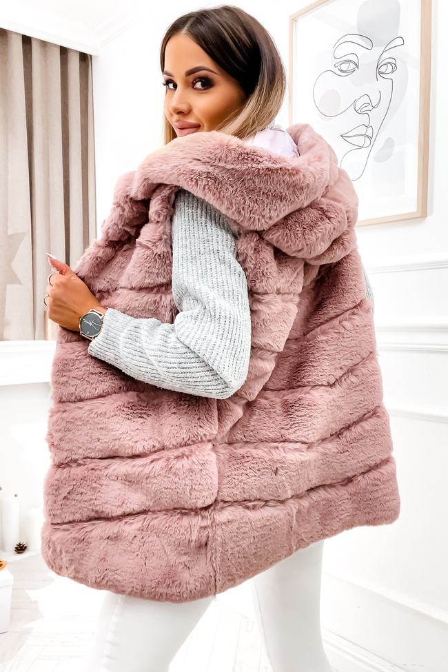 RÓŻOWA FUTRZANA KAMIZELKA Z KAPTUREM