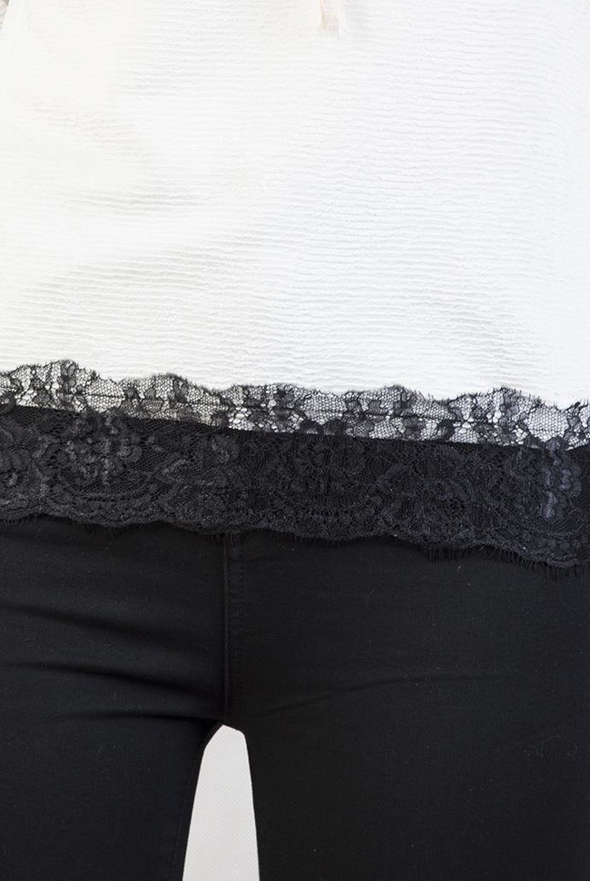 Biała bluzka z koronką i wisiorkiem