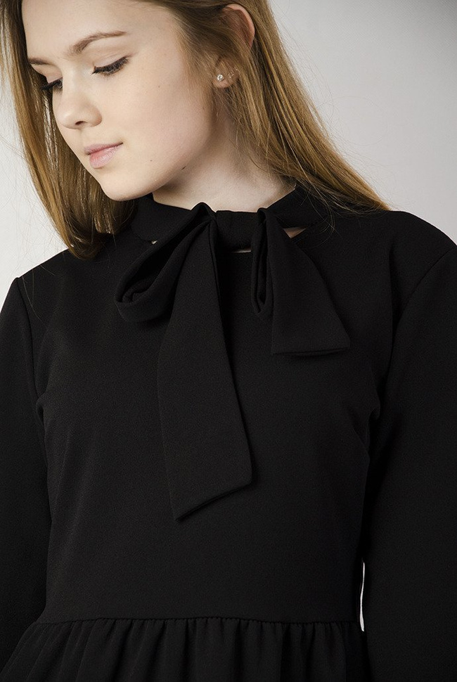 Czarna sukienka z kokardą pod szyją