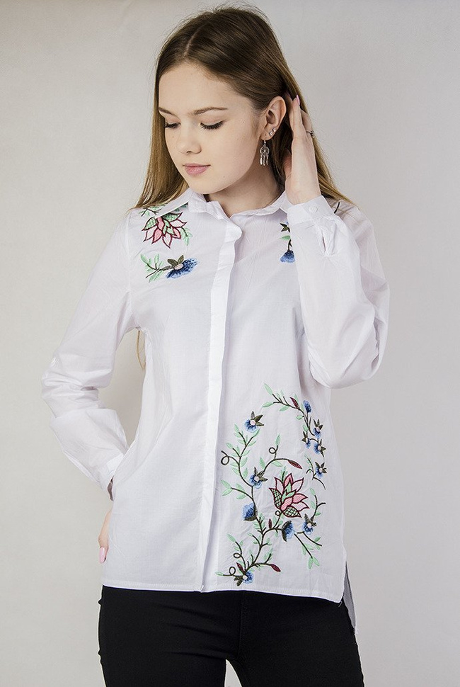 Biała koszula z haftami