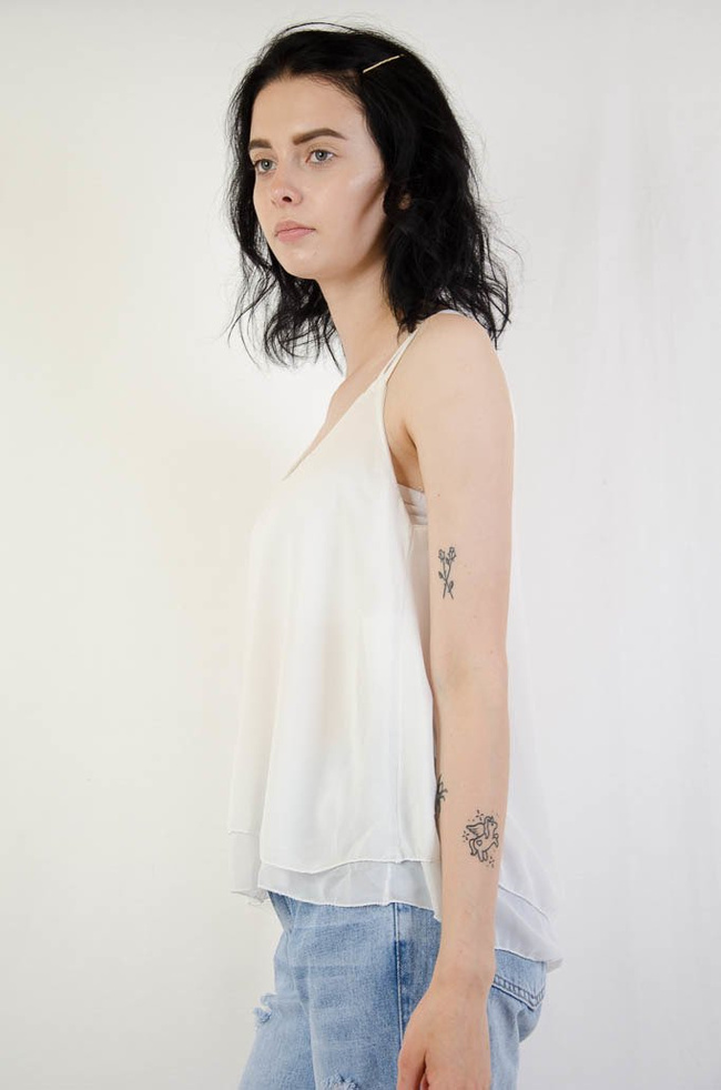 Biała bluzka mgiełka na ramiączkach