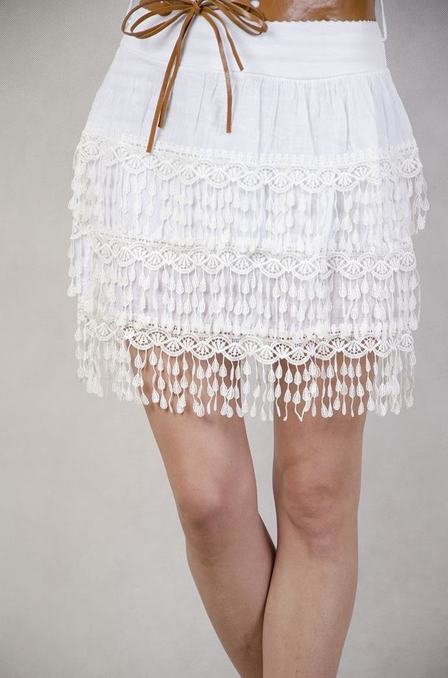 Spódnica z frędzlami i brązowym paskiem biała