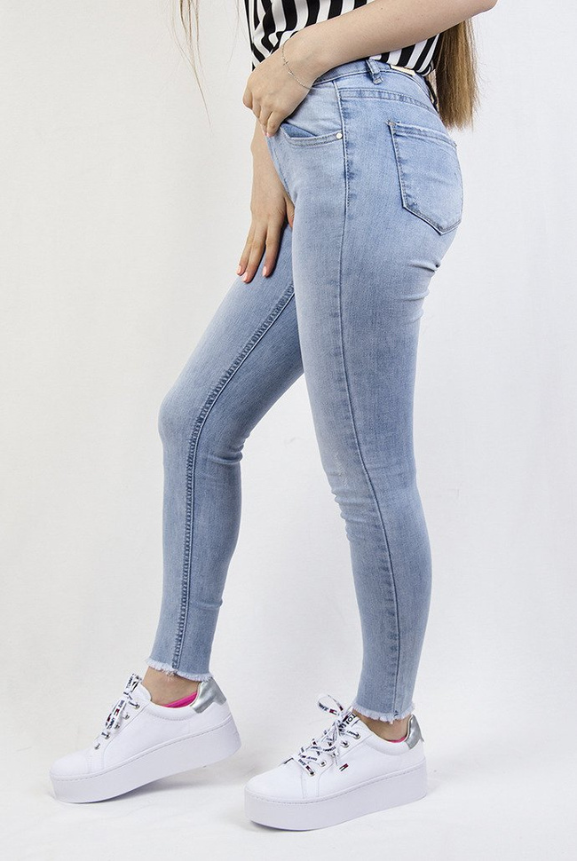 Jasne spodnie z białą gumą przy pasie