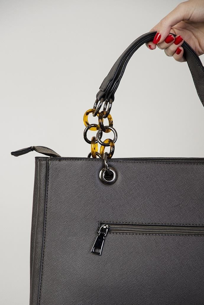 Szara duża torebka z zawieszką "M"