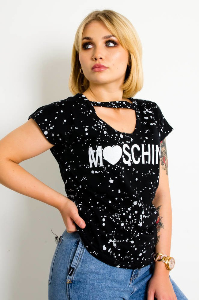 CZARNY T-SHIRT  W BIAŁE PLAMKI Z NAPISEM -WYCIĘCIE W DEKOLCIE