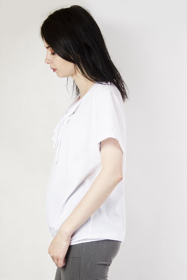 Biała, gładka bluzka koszulowa z wiązaniem przy dekolcie