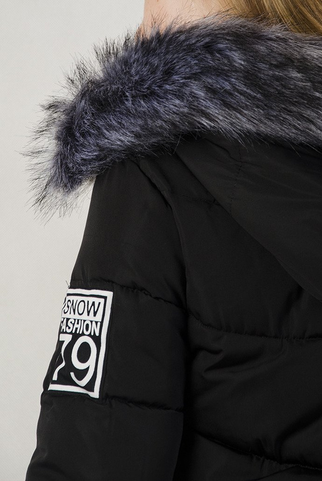 Czarna, przedłużana kurtka z naszywkami