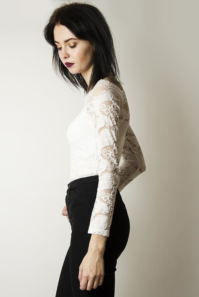 Koronkowe, białe body z szerokim dekoltem