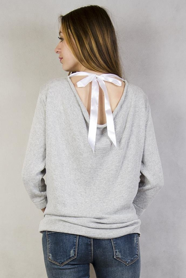 Szary sweterek z wstążką na plecach
