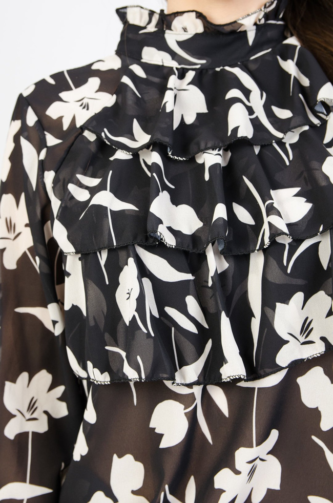 Czarna bluzka w białe kwiaty z falbanami na przodzie