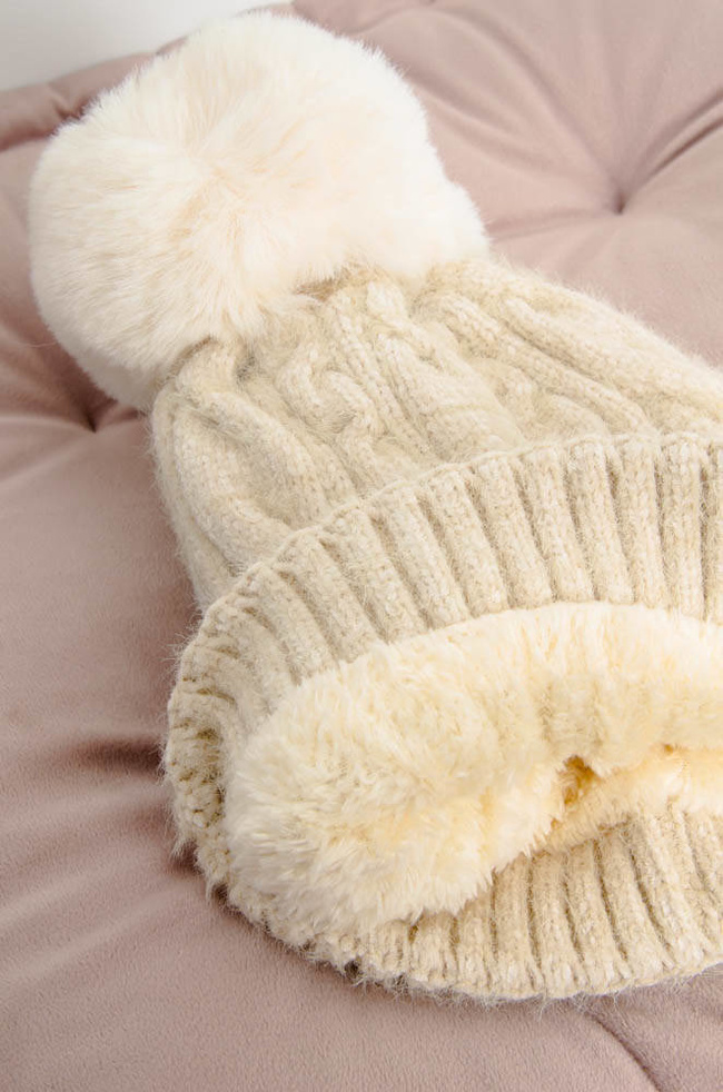 BEŻOWA OCIEPLANA CZAPKA Z POMPONEM 