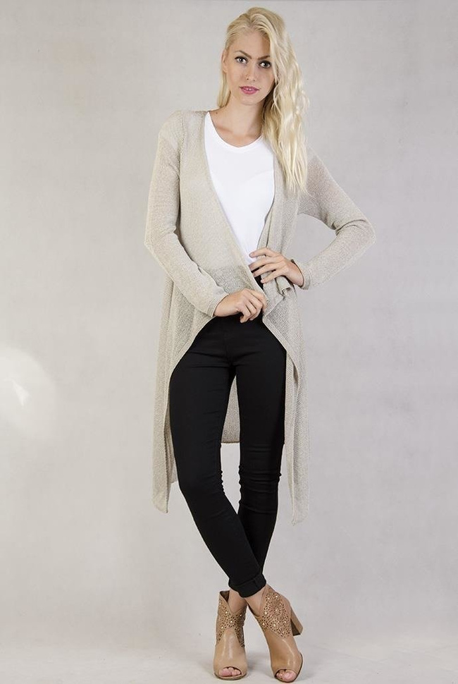 Beżowa narzutka z asymetrycznymi bokami