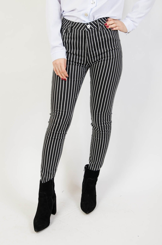 Czarne spodnie z białymi paskami