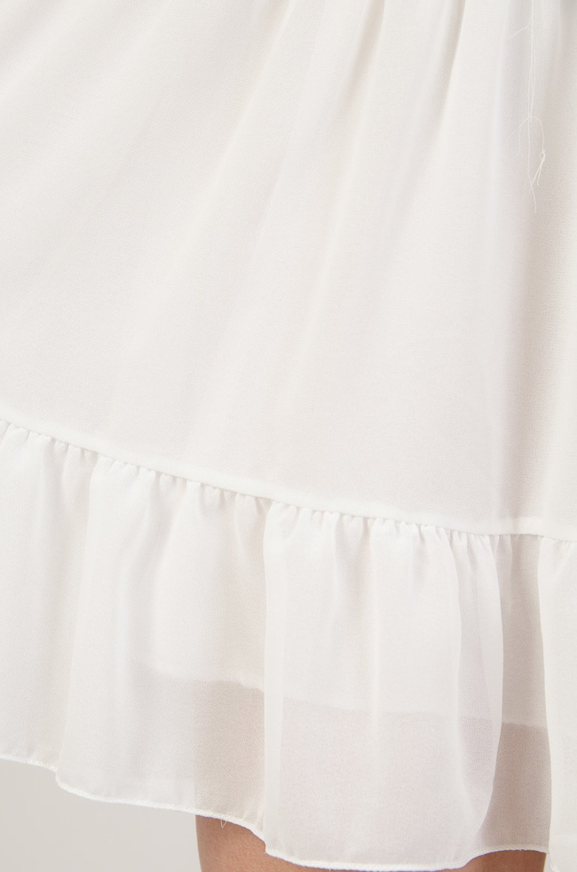 Biała szyfonowa sukienka z ażurowym przodem i wiązaniem na plecach