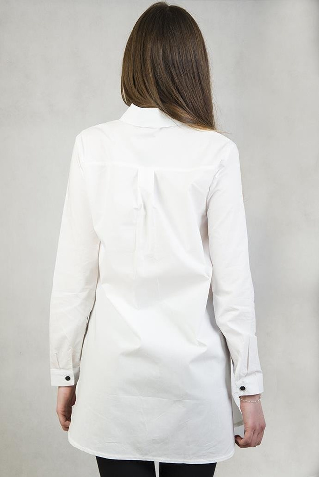 Biała, długa koszula z literką