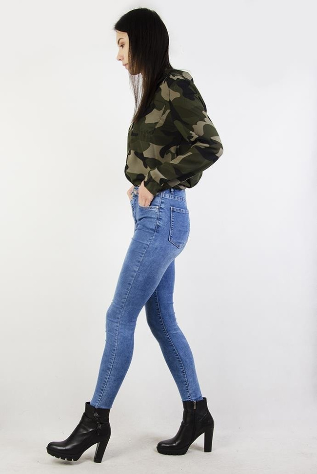 Jasne spodnie jeansowe przylegające