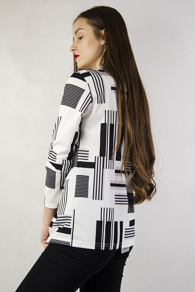 Biała bluzka w geometryczne wzory