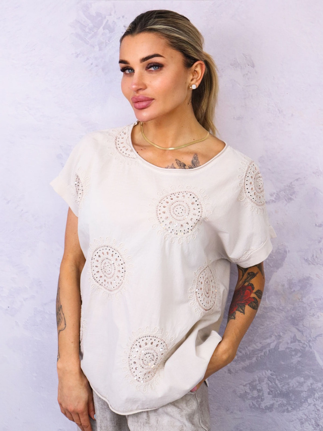 BLUZKA Z HAFTOWANYM WZOREM ZDOBIONA CEKINAMI- BEŻOWA