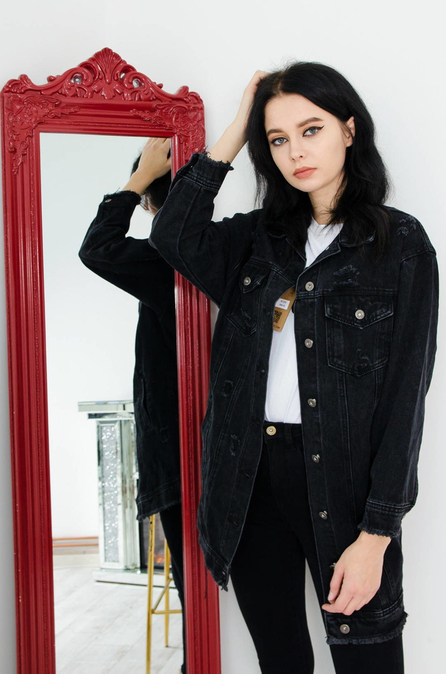 DŁUGA CZARNA KURTKA JEANSOWA Z APLIKACJĄ NA PLECACH