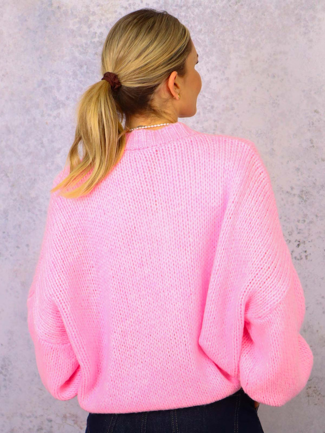 SWETER ZAPINANY NA GUZIKI W SERDUSZKA- RÓŻOWY