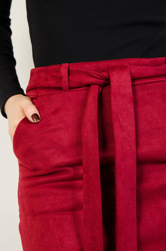 Bordowa zamszowa ołówkowa spódnica z paskiem oraz zamkiem z tyłu.