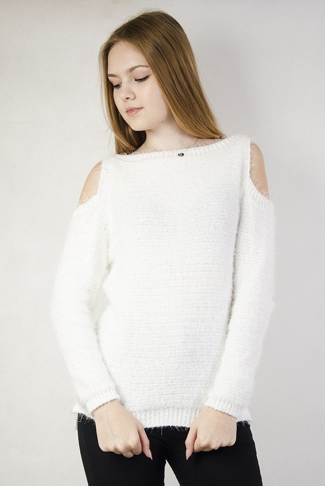 Biały sweterek z wycięciami przy ramionach