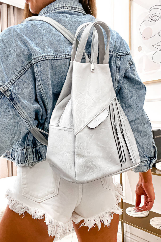 PLECAK Z IMITACJI SKÓRY Z OZDOBNYMI ZAMKAMI- SZARY