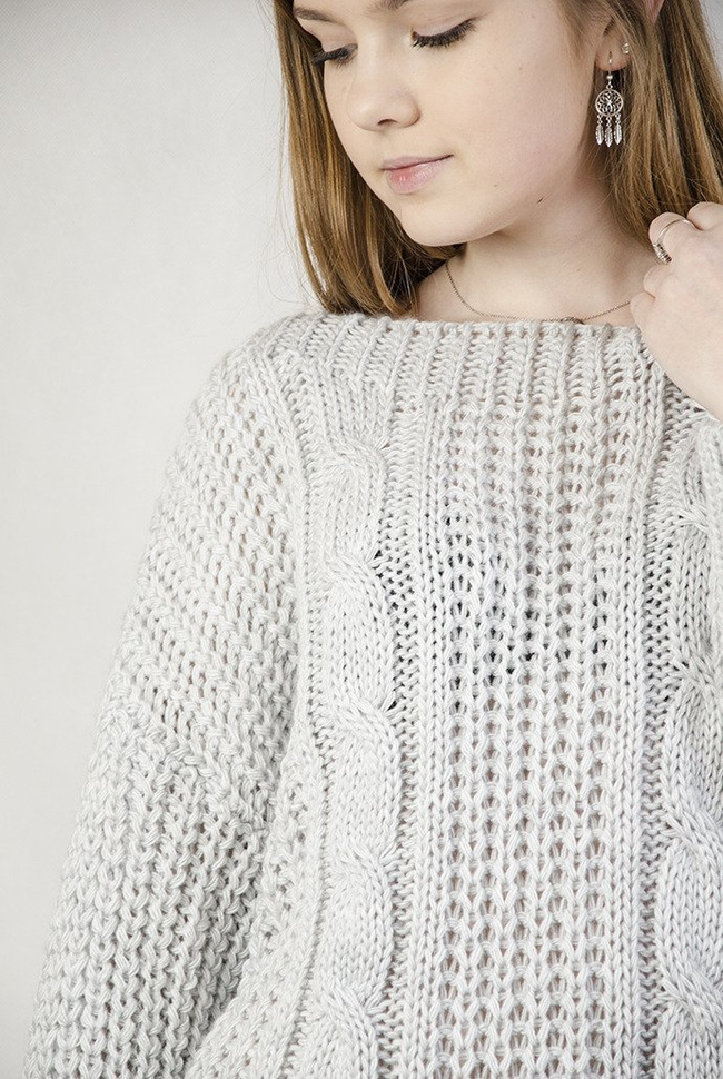 Szary sweter z szarpaniami po bokach