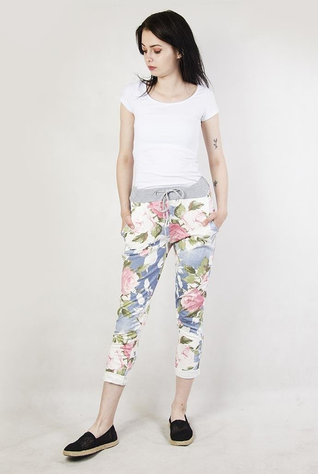 Jasnoniebieskie spodnie dresowe w róże