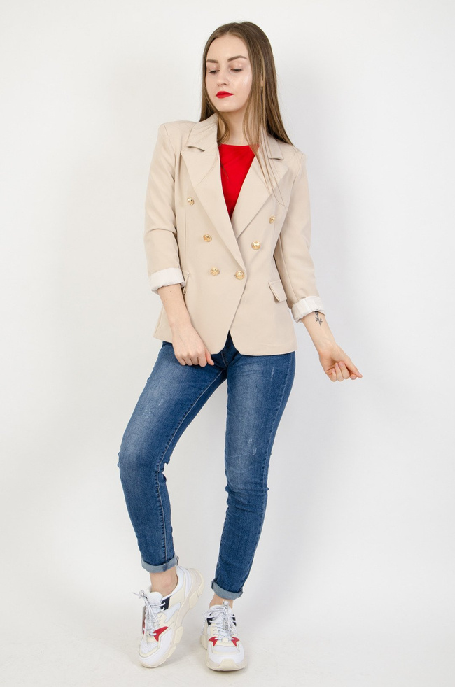 Beżowa marynarka z rzędem złotych guzików