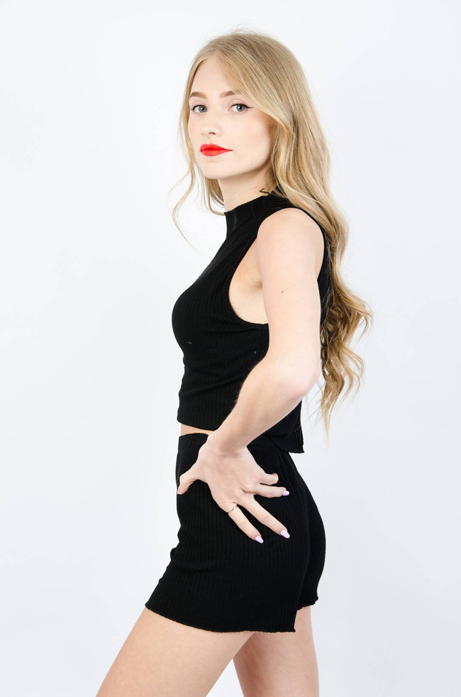 CZARNY PRĄŻKOWANY KOMPLET 