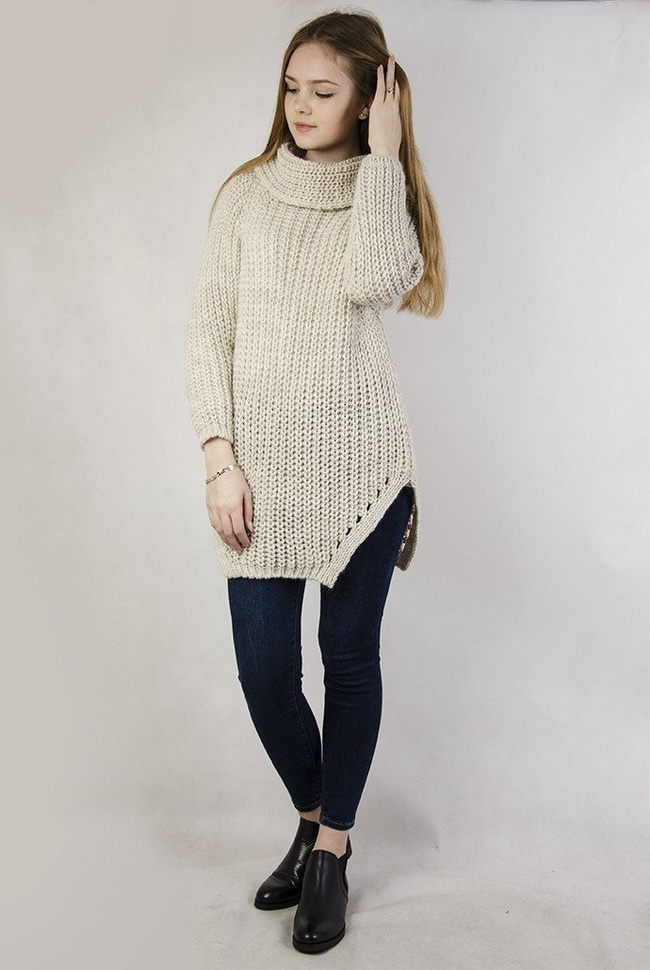 Beżowy sweter z luźnym golfem z rozcięciami po bokach