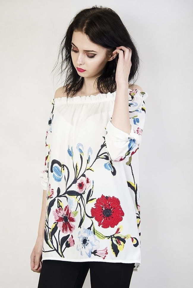 Biała bluzka w motyw kwiatowy, z hiszpańskim dekoltem