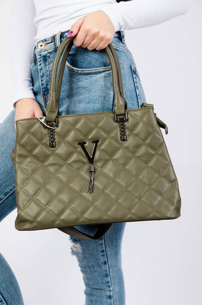 Zielona pikowana torebka z ozdobnym łańcuszkiem