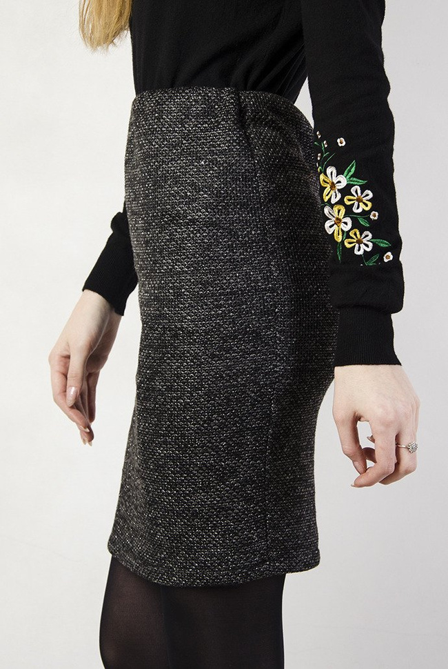 Czarna przylegająca spódnica przeszywana srebrną nicią