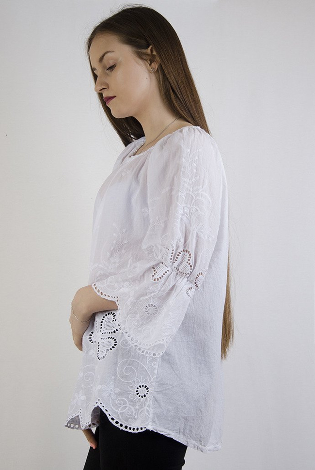 Biała bluzka z rozszerzanymi rękawami 