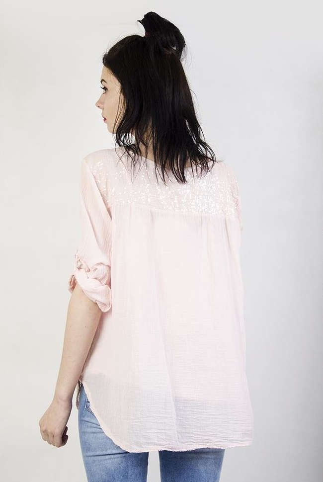 Jasnoróżowa bluzka koszulowa z ażurowym zdobieniem przy dekolcie