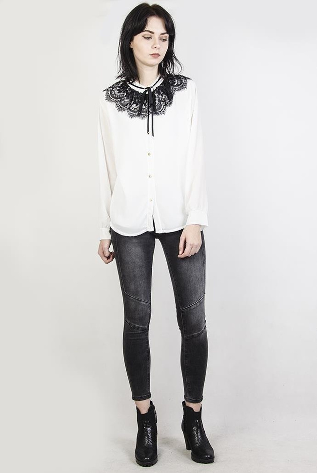 Biała bluzka koszulowa z wiązaniem oraz zdobieniem