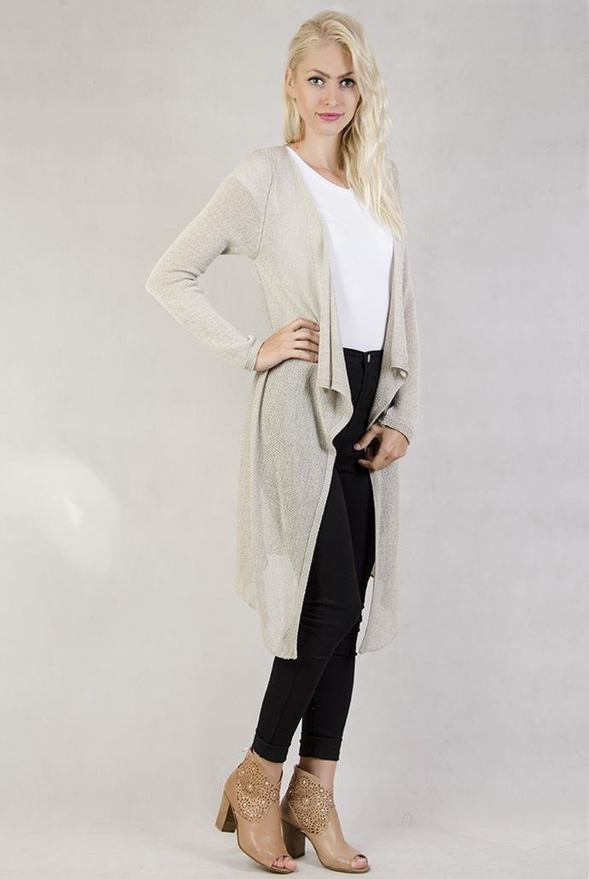 Beżowa narzutka z asymetrycznymi bokami