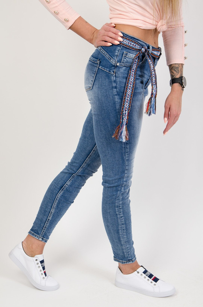 Jeansowe spodnie joggery z kolorowym paskiem