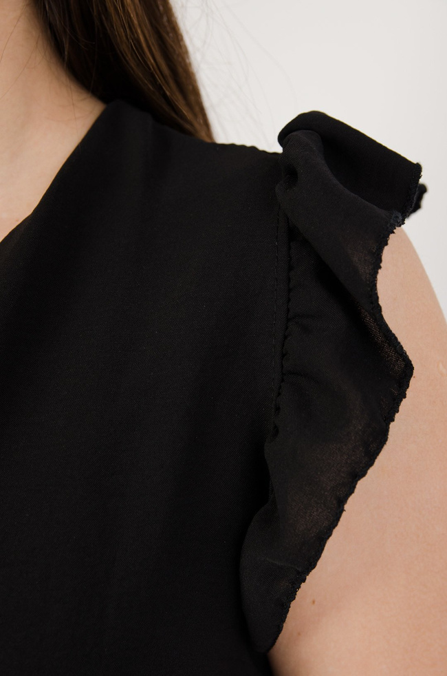 Czarna sukienka z dekoltem w serek oraz falbanką w rękawie