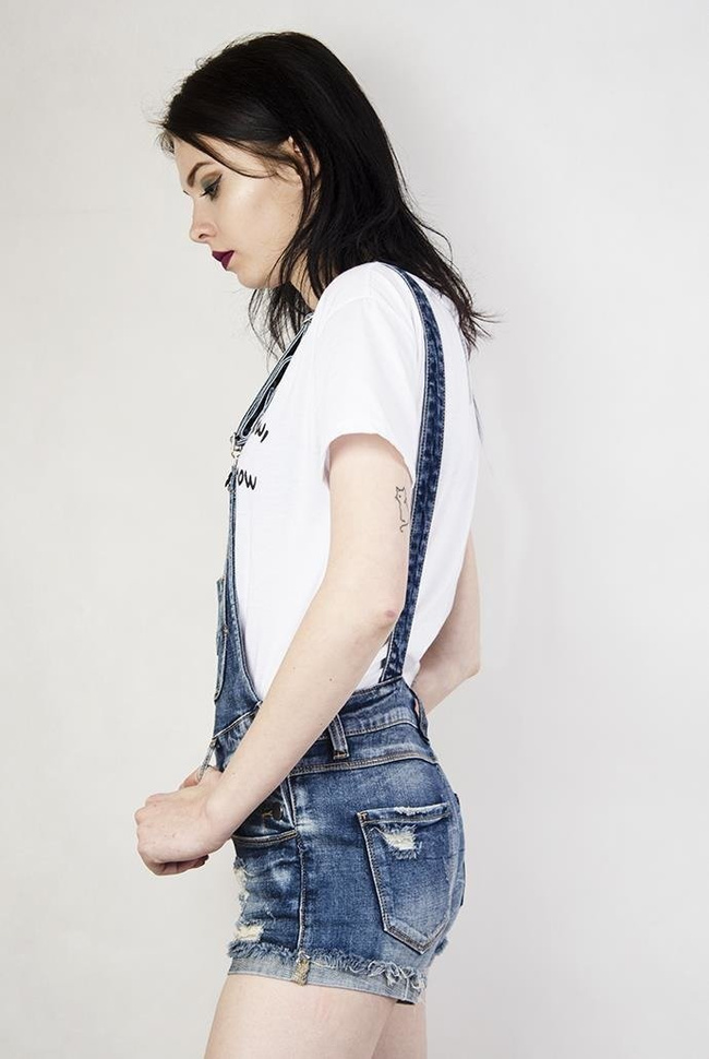 Jeansowe szorty ogrodniczki z szarpaniami na dole